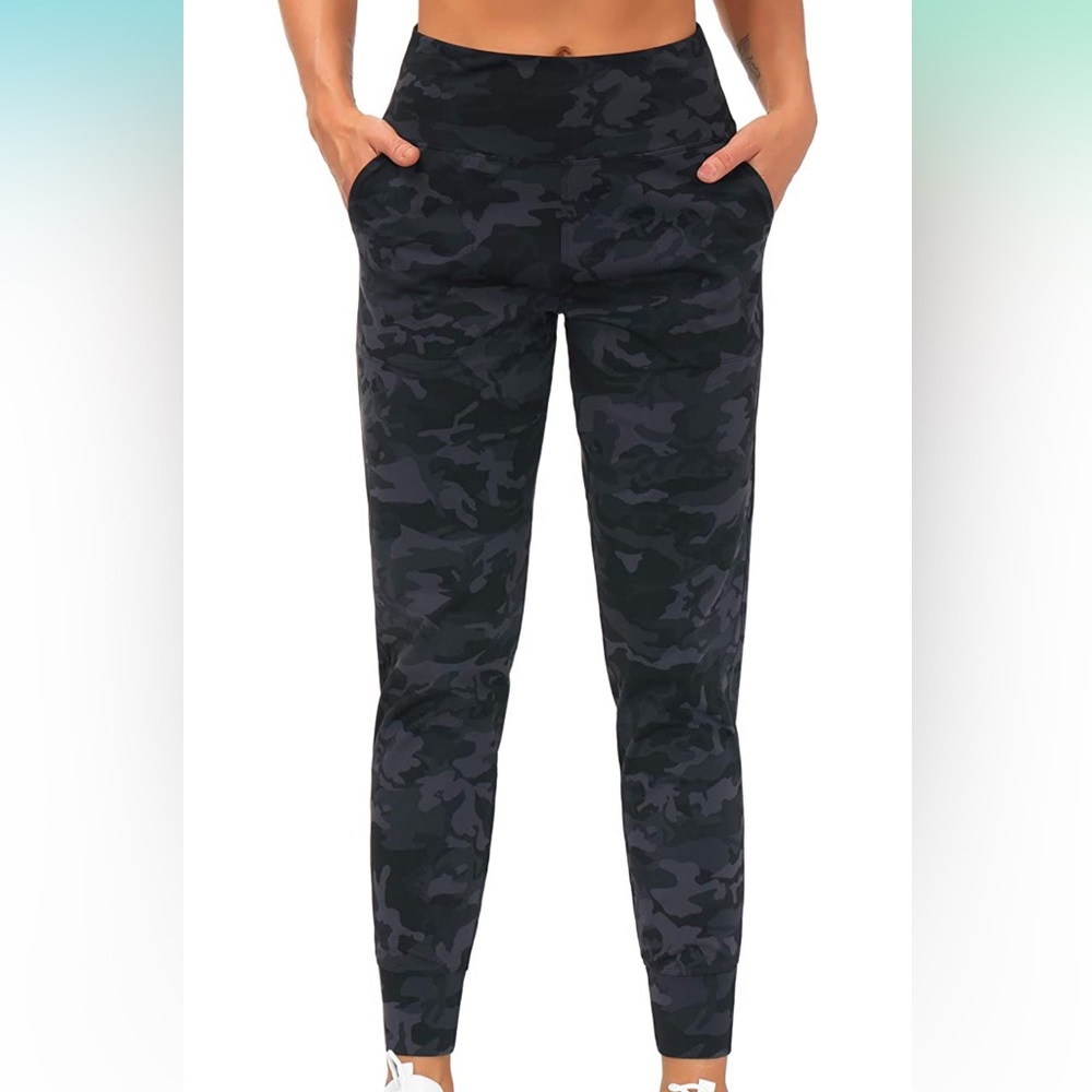 NWOT cropped jogger camo black and gray medium